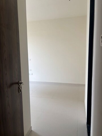 Room in 2 BHK Apartment at Sheth Zuri, Laxmi Nagar – for Rent