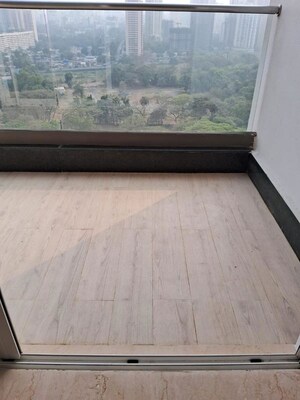 Room in 3.5 BHK Apartment at Hiranandani Meadows, Manpada – for Rent