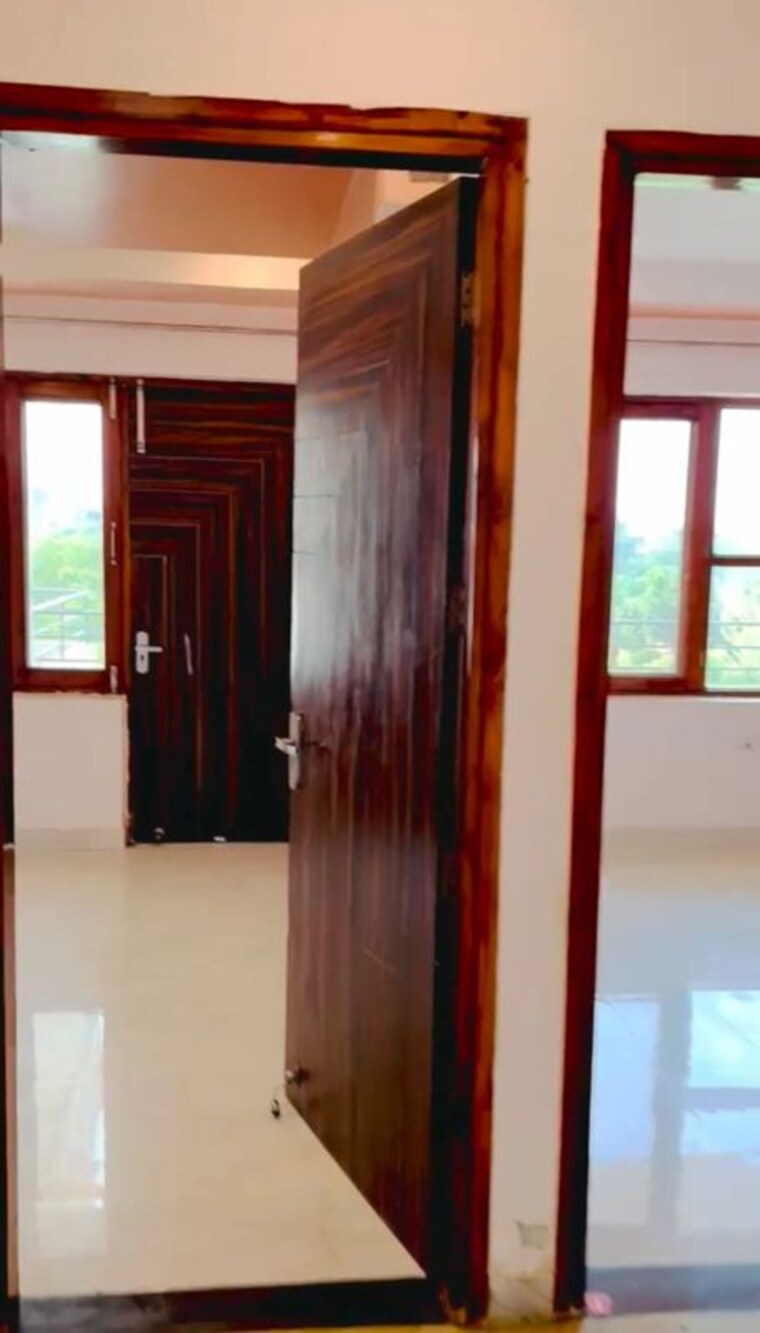 Room, sector 85 3 Bedroom 250 Sq.Yd. Builder Floor In Sector 85 Faridabad 10033788