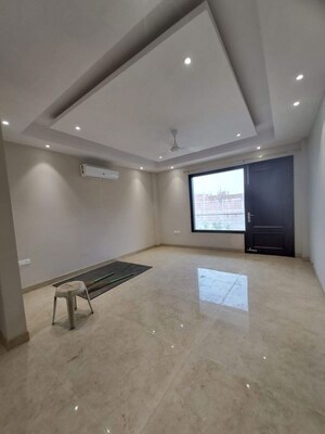 Furnished Amenities in 3 BHK Apartment at South City 1 – for Rent