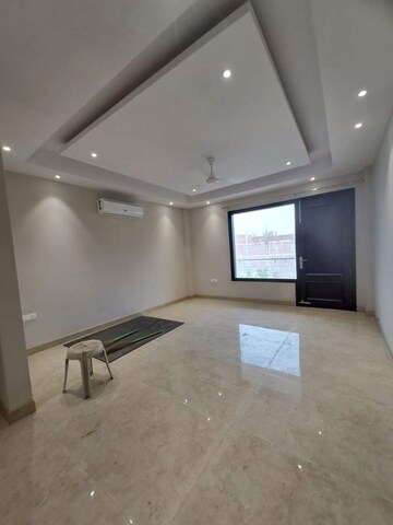 Furnished Amenities in 3 BHK Apartment at South City 1 – for Rent