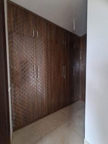 Furnished Amenities in 3 BHK Apartment at South City 1 – for Rent