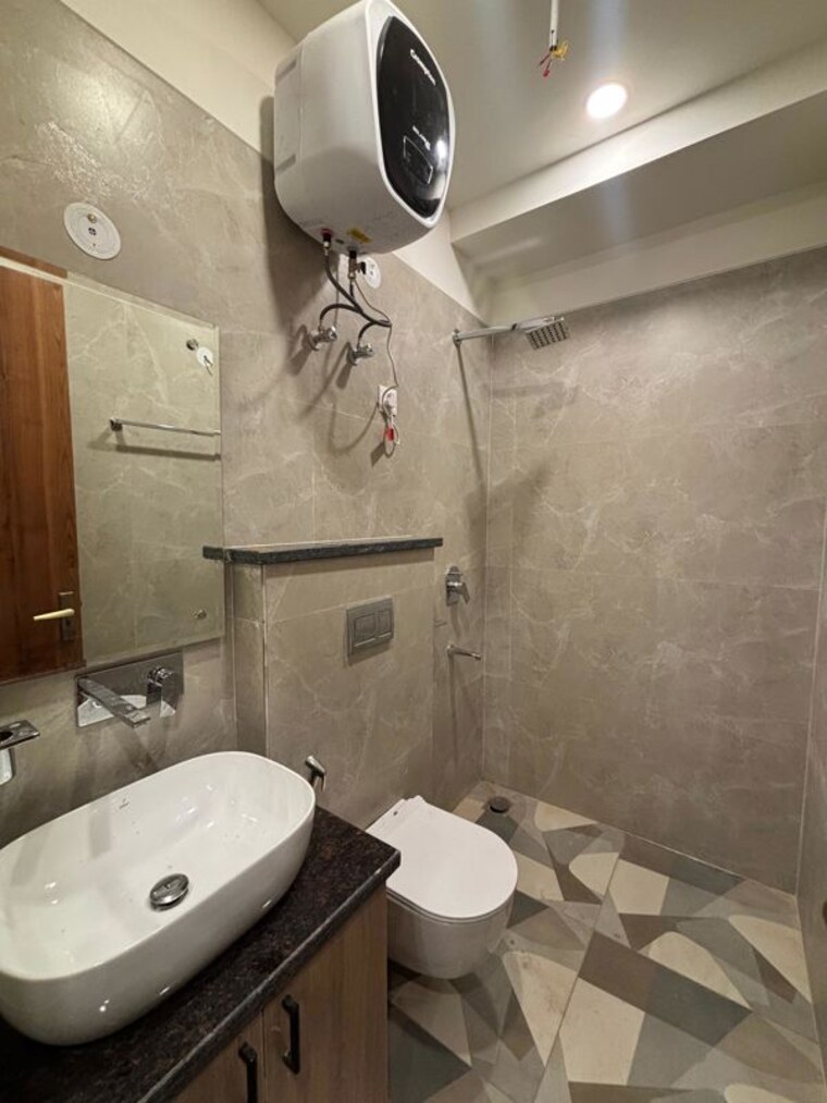 Bathroom, sector 31 1.5 Bedroom 900 Sq.Ft. Builder Floor In Sector 31 Gurgaon 10034605