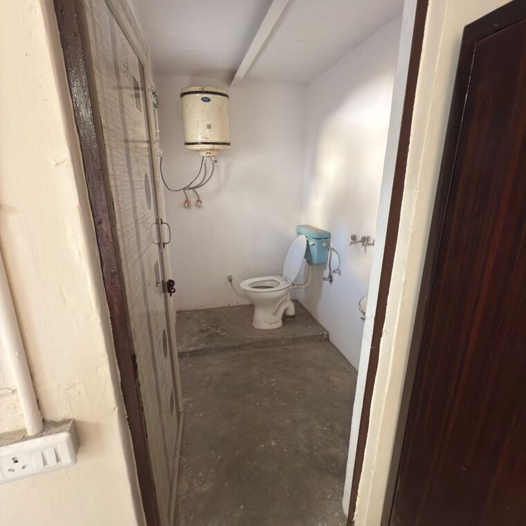 Bathroom, sector 23 1.5 Bedroom 260 Sq.Ft. Builder Floor In Sector 23 Gurgaon 10034614