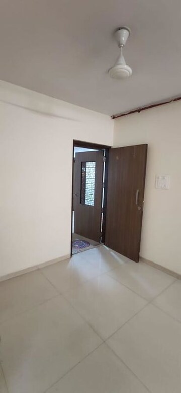 Room in 2 BHK Apartment at Kesar Scion, Ghatkopar East – for Rent
