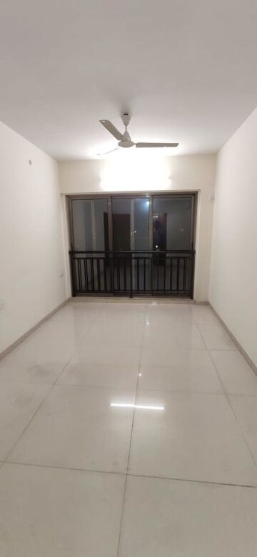 Room in 2 BHK Apartment at Kesar Scion, Ghatkopar East – for Rent