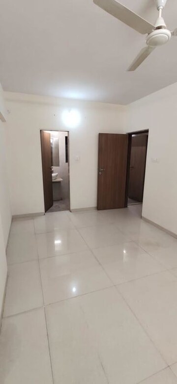 Room in 2 BHK Apartment at Kesar Scion, Ghatkopar East – for Rent