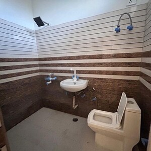 Team Area in  Pg at Garhi Village – for Rent