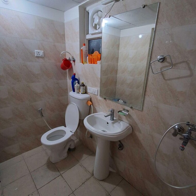 Bathroom, gaur-yamuna-city-16th-park-view 2 Bedroom 1115 Sq.Ft. Apartment In Sector 19 Yamuna Expressway Greater Noida 10035053