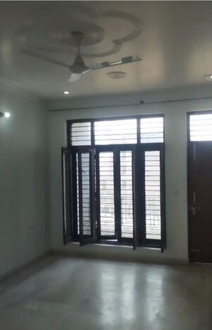 Room in 4 BHK Builder Floor at Sector 85 – for Rent