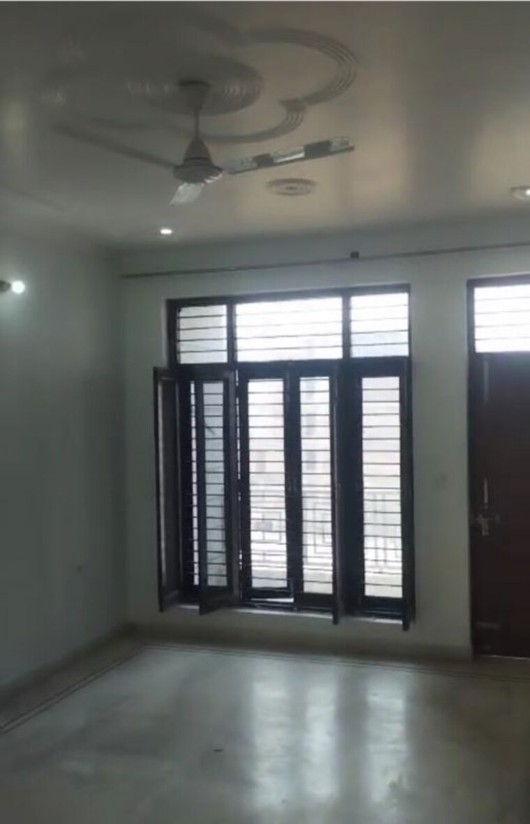 Room, sector 85 4 Bedroom 300 Sq.Yd. Builder Floor In Sector 85 Faridabad 10032774