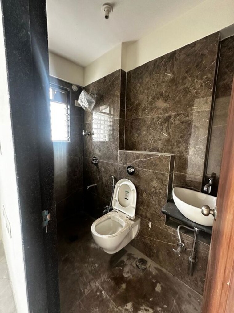 Bathroom, ghatkopar east 2 Bedroom 667 Sq.Ft. Apartment In Ghatkopar East Mumbai 10035072