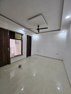Room in 3 BHK Builder Floor at Sector 37 – for Rent