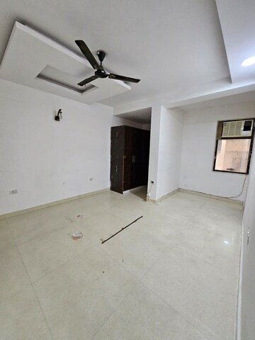 Room in 3 BHK Builder Floor at Sector 37 – for Rent