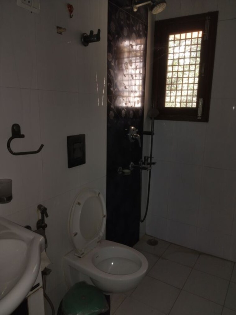 Bathroom, sarita vihar 3 Bedroom 2000 Sq.Ft. Apartment In Sarita Vihar Delhi 9553150