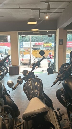 Team Area in  Shop at Juhu – for Sale