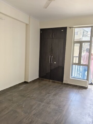 Room in 3 BHK Apartment at Gaur City 1st Avenue, Sector 4 Greater Noida – for Rent