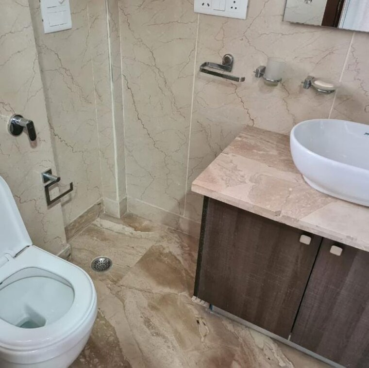 Bathroom, sector 17 2 Bedroom 112 Sq.Mt. Apartment In Sector 17 Noida 10035393