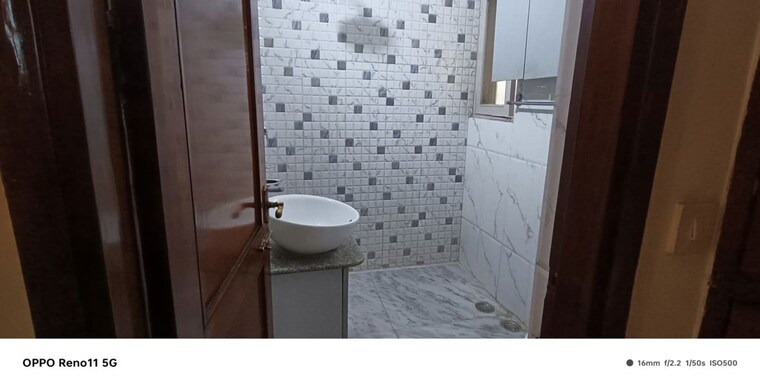 Bathroom, kalkaji 3 Bedroom 1800 Sq.Ft. Builder Floor In Kalkaji Delhi 10035404