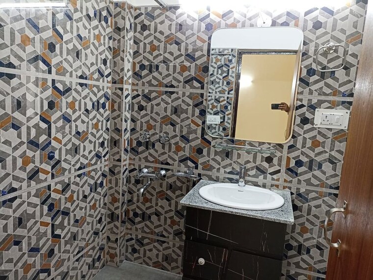Bathroom, new friends colony 4 Bedroom 3500 Sq.Ft. Builder Floor In New Friends Colony Delhi 10035440