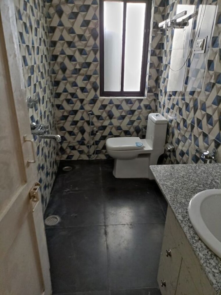 Bathroom, new friends colony 4 Bedroom 3500 Sq.Ft. Builder Floor In New Friends Colony Delhi 10035440
