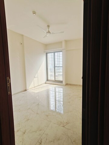 Room in 2 BHK Apartment at Majestique Towers, Kharadi – for Rent