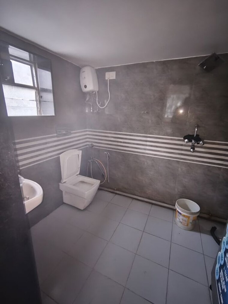 Bathroom, shubhada-tower 2 Bedroom 810 Sq.Ft. Apartment In Worli Mumbai 10035480