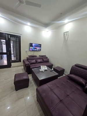 Living Room in 2 BHK Builder Floor at Sushant Lok 3, Sector 57 – for Rent