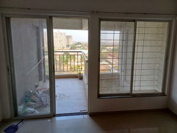 Room in 2 BHK Apartment at Mantra Insignia, Mundhwa – for Rent