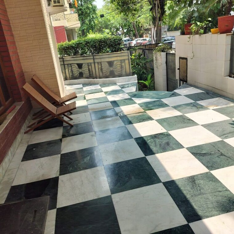 Balcony, sector 5 1 Bedroom 50 Sq.Mt. Apartment In Sector 5 Noida 10035674