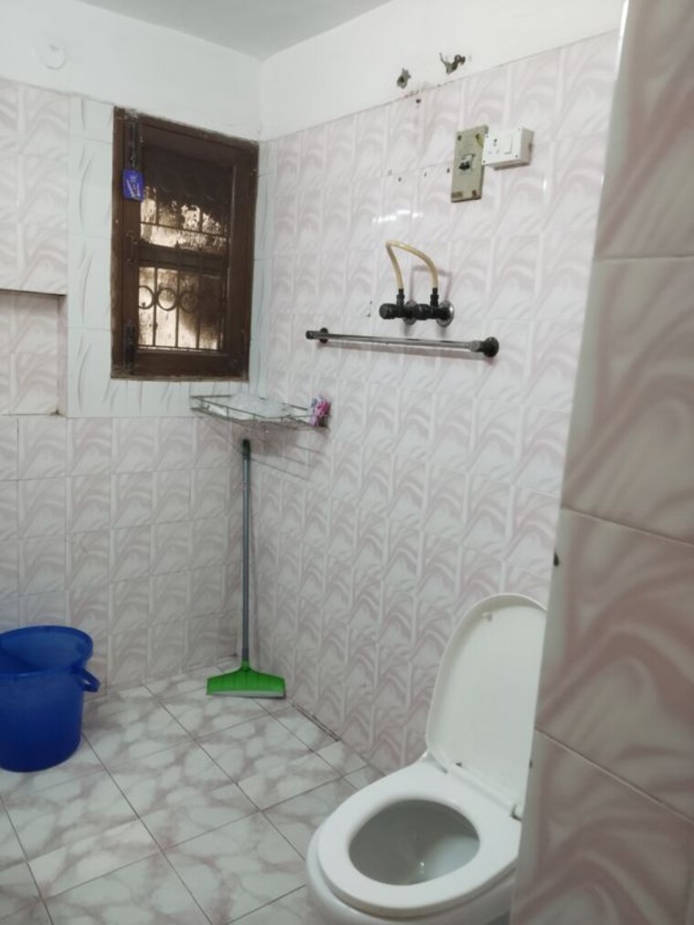 Bathroom, sarita vihar 3 Bedroom 1800 Sq.Ft. Apartment In Sarita Vihar Delhi 10035766