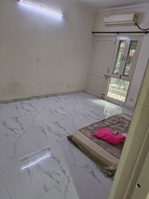 Room in 4 BHK Apartment at Sarita Vihar – for Rent