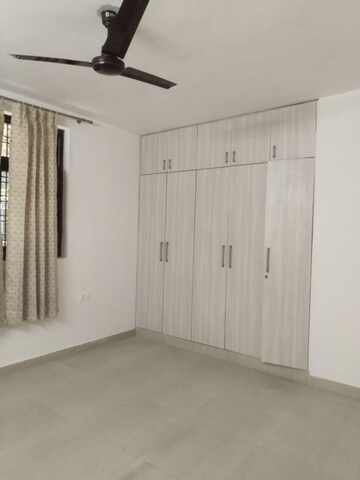 Room in 3 BHK Apartment at Sarita Vihar – for Rent