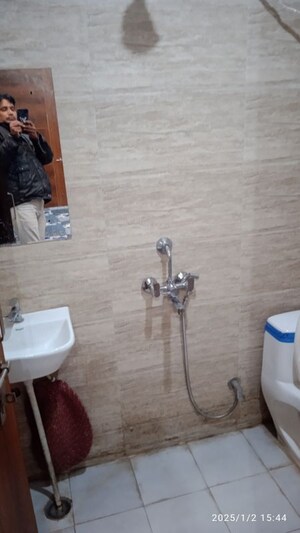 Bathroom in 1 RK Builder Floor at Minarch Tower, Sector 44 – for Rent