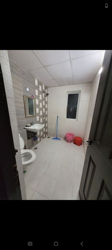 Bathroom in 1 BHK Apartment at Express Zenith, Sector 77 – for Rent