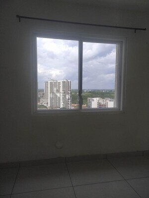 Room in 2 BHK Apartment at Prestige Lakeside Habitat, Varthur – for Rent