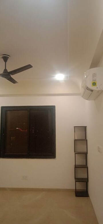 Room in 3 BHK Apartment at Tilak Nagar – for Rent