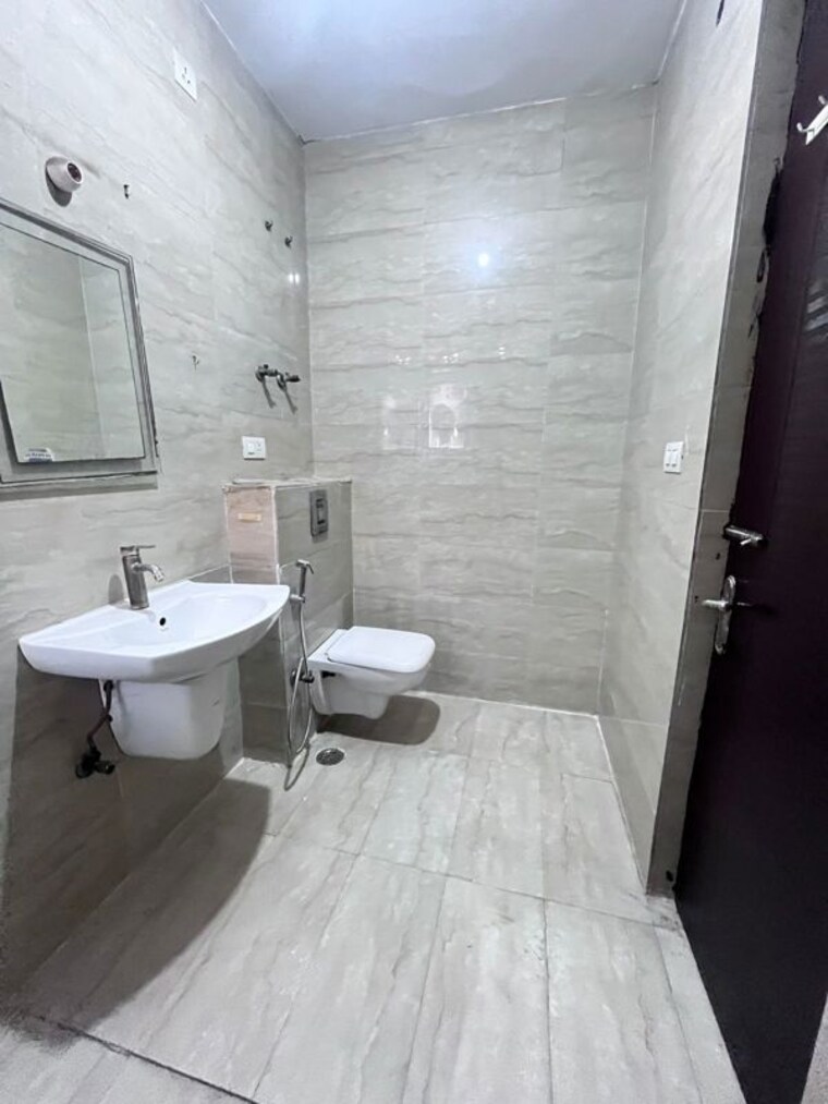 Bathroom, sds-nri-residency 3 Bedroom 1750 Sq.Ft. Apartment In Sector 45 Noida 10036020