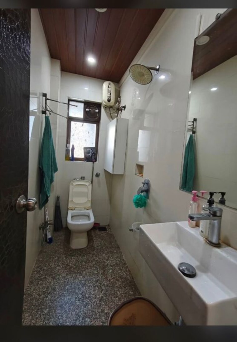 Bathroom, seven bunglow 2 Bedroom 1000 Sq.Ft. Apartment In Seven Bunglow Mumbai 9465777