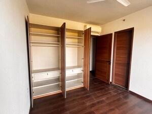 Room in 3.5 BHK Builder Floor at Smart World Gems, Sector 89 – for Rent