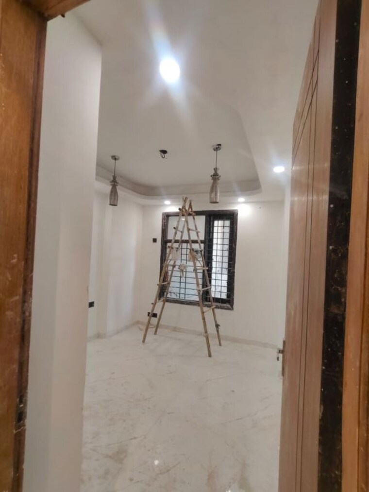 Room, chattarpur 4 Bedroom 165 Sq.Yd. Apartment In Chattarpur Delhi 10036332