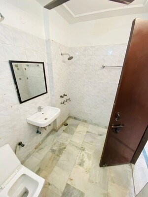 Furnished Amenities in 4 BHK Apartment at Dwarka – for Rent