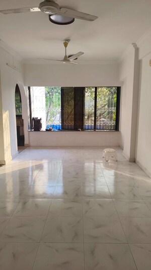 Room in 2 BHK Apartment at Karachi Citizens CHS, Juhu – for Rent
