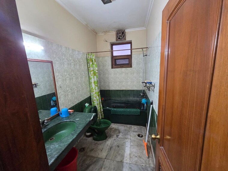 Bathroom, sector 33a noida 1 RK 450 Sq.Ft. Builder Floor In Sector 33a Noida Noida 10036527