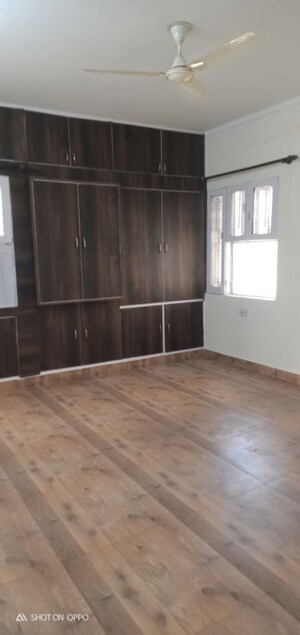 Room in 3.5 BHK Apartment at Vasant Kunj – for Rent