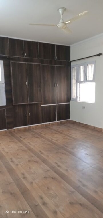 Room in 3.5 BHK Apartment at Vasant Kunj – for Rent