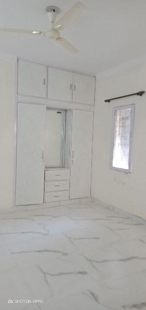 Room in 3.5 BHK Apartment at Vasant Kunj – for Rent