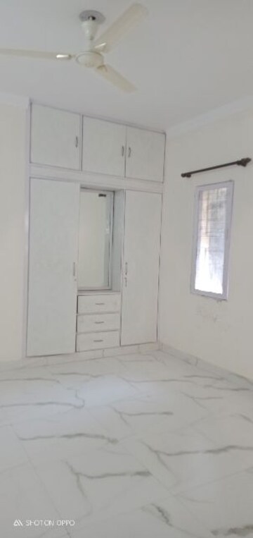 Room in 3.5 BHK Apartment at Vasant Kunj – for Rent