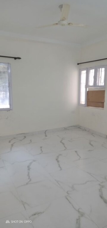 Room in 3.5 BHK Apartment at Vasant Kunj – for Rent