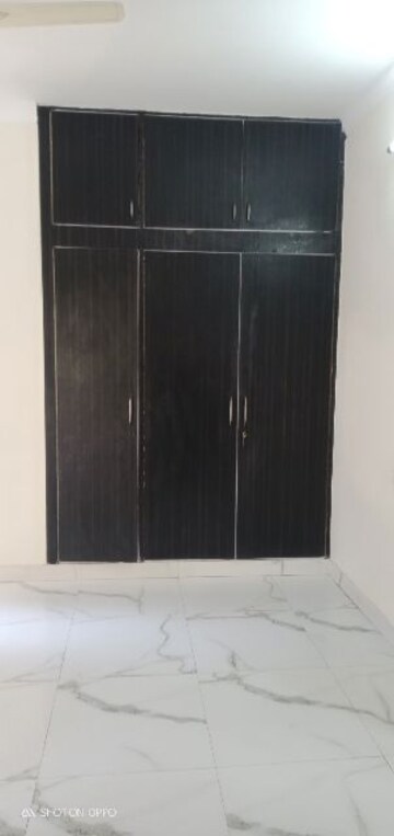 Furnished Amenities in 3.5 BHK Apartment at Vasant Kunj – for Rent